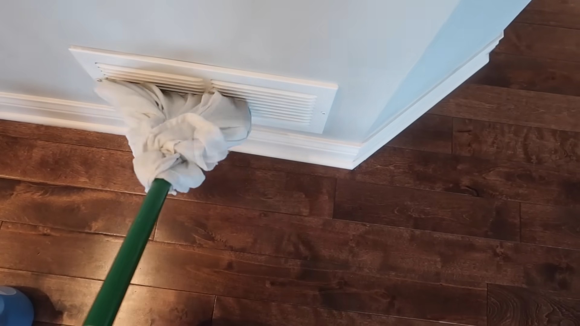 Furniture dust removal